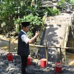 Bupati Trenggalek saat meninjau Jembatan Dung Buceng yang putus. 