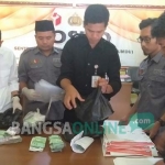 Petugas mengamankan barang bukti berupa uang tunai senilai Rp 66 Juta.