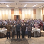Wabup Gresik Asluchul Alif, Camat Manyar Hendriawan Susilo, dan Wakil Ketua PKDI Manyar Muhammad Suhel foto bersama peserta bimtek. Foto: Ist.