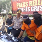 Kapolres Gresik AKBP Wahyu Sri Bintoro ketika ekspos pelaku. Foto: SYUHUD A/BANGSAONLINE.