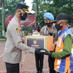 Kapolres Malang saat memberikan piagam penghargaan kepada Pak Yit.