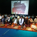 Dr KH Asep Saifuddin Chalim bersama para kiai di panggung saat memimpin Istighatsah akbar di Gedung Kesenian Reog Ponorogo, Sabtu malam (9/6/2018). Foto: MMA/bangsaonline.com