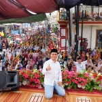 Wakil Bupati Mojokerto Gus Barra saat berswafoto dengan latar belakang ribuan jamaah yang menghadiri peringatan isra mi