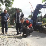 Komisi tiga DPRD Kabupaten Blitar saat melakukan sidak di jalur lingkar Penataran