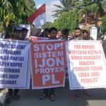 Demo ratusan Rekanan di depan gedung DPRD Trenggalek. foto: HERMAN/ BANGSAONLINE