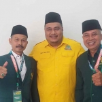 Ketua SC Musda Golkar Gresik, Andi Fajar Yulianto (kiri), bersama Wakil Ketua Golkar Jatim Fajar Ridwan dan pengurus Golkar Jatim Wahyu Setiono. Foto: Ist.