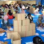 Petugas sortir dan lipat surat suara sedang melakukan pekerjaannya di Gudang Logistik KPU Kabupaten Kediri. Foto: Muji Harjita