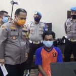 Pelaku saat berada di Mapolres Jombang.