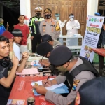 Petugas saat melakukan pendataan kepada pelanggar yang kedapatan tidak pakai masker. foto: ist.