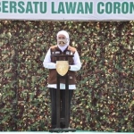 Gubernur Jawa Timur Khofifah Indar Parawansa Khofifah menyampaikan sambutan saat melepas bansos Yayasan Surabaya Peduli Bangsa bersama Pangdam V/Brawijaya, di halaman Kodam V/Brawijaya, Selasa (12/5). foto: ist/ bangsaonline.com