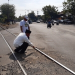 CEK: Bambang Haryo Soekartono (BHS) melihat perlintasan KA di Desa Kalitengah Tanggulangin, Jumat (24/7). foto: MUSTAIN/ BANGSAONLINE