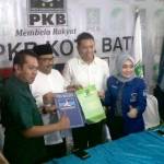 Ketua PKB Kota Batu Nurochman dan Ketua DPC Partai Demokrat Kota Batu Norma Nengsih mengapit Gus Din – Angga.