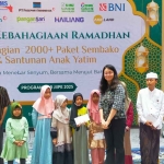Manajemen PT BKMS saat santuni anak yatim piatu. Foto: Ist
