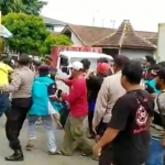 Demo ratusan sopir Over Dimension Over Loading (ODOL) dengan memblokade Pelabuhan ASDP Ketapang, Banyuwangi, diwarnai kericuhan serta aksi kejar-kejaran antara pengunjuk rasa dengan pengurus truk, Senin (3/1/2022).