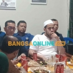 Ketua Dewan Suro DPC PKB Kota Probolinggo, Habib Hadi Zainal Abidin, saat menggelar rapat terkait safari politik. Foto: SUGIANTO/ BANGSAONLINE