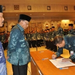 Bupati Sambari saat mengambil sumpah jabatan. foto: SYUHUD A/BANGSAONLINE 
