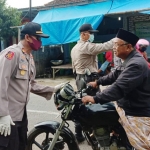 Kapolsek Arosbaya Iptu Fery Riswantoro saat melakukan pencegatan terhadap pengendara yang tidak menggunakan masker.