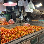 Harga tomat di Surabaya mengalami sedikit kenaikan. Foto: Sulthon/Bangsaonline.