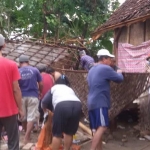 Warga gotong royong membersihkan puing-puing rumah korban.