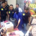 Tersangka saat dipamerkan dalam press rilis di Mapolres Bojonegoro. foto: EKY NURHADI/ BANGSAONLINE