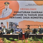 Imam Basuki (kanan) saat memandu sosialisasi Perda 14 Tahun 2020 tentang Jasa Konstruksi. (foto: SYUHUD/BANGSAONLINE)