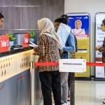 Petugas saat melayani dan menyaluran program PKH. (Ist). 