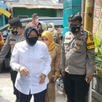 Menteri Sosial, Tri Rismaharini, saat mendatangi rumah duka musisi korban kebakaran rumah hiburan Sorong, di Surabaya.