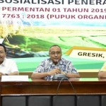 Kegiatan sosialisasi penerapan Permentan No 1 Tahun 2019 di Petrokimia Gresik. Dari kiri, Komisaris  PG Yoke C Katon, Staf Ahli Bidang Lingkungan Pertanian Kementan Pending  Dadih Permana, dan Dirsar PG Meinu Sadariyo.