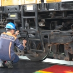 Perawatan lokomotif di depo Madiun