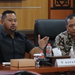 Bupati Gresik Fandi Akhmad Yani dan Sekda Achmad Washil Miftqhul Rachman. Foto: SYUHUD/ BANGSAONLINE