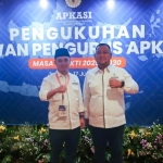 Bupati Gresik Fandi Akhmad Yani (kanan) usai ikuti pengukuhan pengurus Apkasi periode 2025-2030. Foto: Ist.