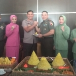 Kapolresta Sidoarjo Kombes Pol. Zain Dwi Nugroho memberikan potongan tumpeng kepada Dandim 0816 Sidoarjo Letkol Inf. Mohammad Iswan.