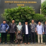  Prof Dr KH Asep Saifuddin Chalim, MA, dan istrinya, Nyai Hj. Alif Fadilah serta rombongan foto bersama di kantor Kedutaan Besar Republik Indonesia (KBRI) Bangkok Thailand, Senin (21/8/2023). Tampak dari KIRI: Dr Ing Fadly Usman,  Dr Mauhidur Rokhman,  Nyai Hj. Alif Fadilah, Prof Dr KH Asep Saifuddin Chalim, MA, Pror Dr Asep Bayu D Nandiyanto dan M Mas