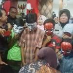 Delapan tersangka pencabulan yang rata rata masih anak-anak. Wali Kota Surabaya, Tri Rismaharini mengunjungi anak-anak ini baik sebagai pelaku maupun korban ketika di Polrestabes Surabaya.