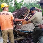 Petugas BPBD Blitar melakukan pengecekan sejumlah rumah yang ambruk akibat angin kencang.