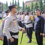 Kapolres Madiun AKBP Anton Prasetyo memeriksa pasukan pada giat apel siaga bencana. Foto: HENDRO/ BANGSAONLINE