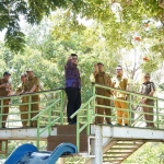 Bupati Kediri, Hanindhito Himawan Pramana, saat meninjau taman hijau di kawasan SLG. Foto: Ist