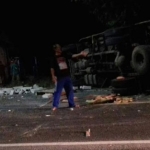 Suasana kecelakaan sepeda motor vs truk di Ngawi.