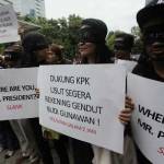 Para aktivis salam 2 jari dan relawan Jokowi yang tadi siang berbalik arah mendukung KPK. Tampaknya dukungan terhadap Jokowi makin tergerus oleh langkah-langkahnya yang tak pro pemberantasan korupsi.