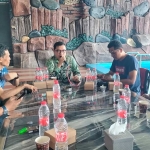 Achmad Baidowi saat bertemu dengan sejumlah jurnalis di Kabupaten Pamekasan mebahas RUU Penyiaran.