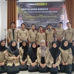 Mahasiswa KKN dari IKHAC saat foto bersama para petugas dari BNN Kota Mojokerto.