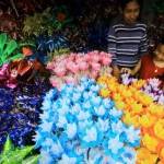 Pedagang pernak pernik bunga Maulid di kios Pasar Banyuwangi, Jawa Timur. (ft: antara)