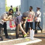 Dalam rangka memperingati Hari Bhayangkara ke-75 yang jatuh pada 1 Juli 2021, Kapolresta Sidoarjo AKBP Kusumo Wahyu Bintoro memimpin langsung ziarah dan tabur bunga ke Taman Makam Pahlawan (TMP) Kusuma Bangsa, Jalan Pahlawan Sidoarjo, Rabu (30/6/2021). (foto: ist)