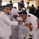 Bupati Situbondo Karna Suswandi memberikan ucapan selamat kepada para kades setelah dilantik.