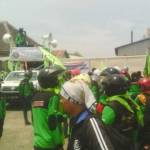 Massa buruh DPC Federasi Serikat Pekerja Kahutindo saat demo di depan PT. Citra Abadi Bosco. foto: SYUHUD/ BANGSAONLINE