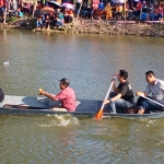 Tim KWG yang terdiri dari Miftahul Arif, M. Sugiyono, M.Khoiron dan Didik Cahyono, saat bertanding lomba dayung perahu di Waduk Desa Gredek, Kecamatan Duduksampeyan. foto: SYUHUD/BANGSAONLINE