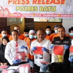 Jajaran Satreskrim Polres Batu saat rilis ungkap kasus narkotika.