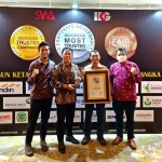 Sesper Petrokimia Gresik, Yusuf Wibisono, saat menunjukan penghargaan Most Trusted Company. Foto: Ist