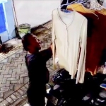 Tangkapan layar CCTV saat pelaku mencuri pakaian dalam milik korban di Jl. Bronggalan Sawah