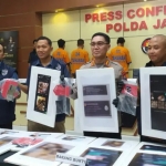 Konferensi Pers Ditressiber Polda Jatim terkait kasus jual-beli konten pornografi anak dengan menghadirkan tersangka (baju tahanan nomor 54)